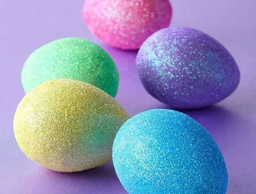 Huevos de Pascua decorados con glitter