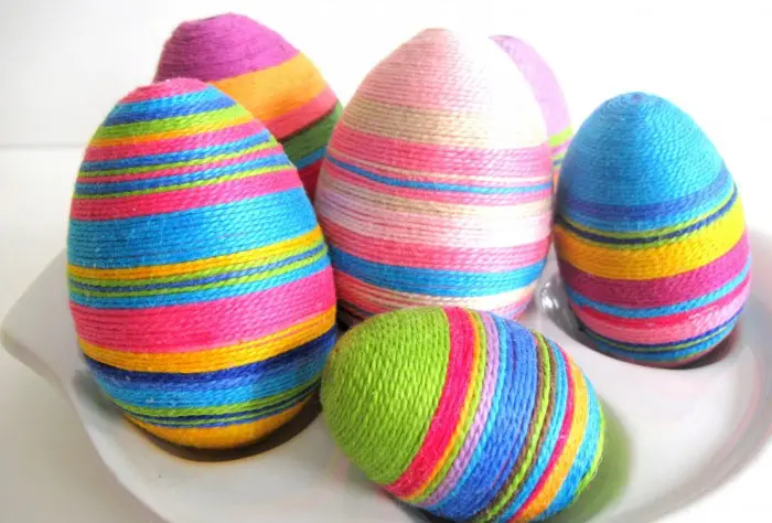 Huevos de Pascua manualidad enrollados en hilo