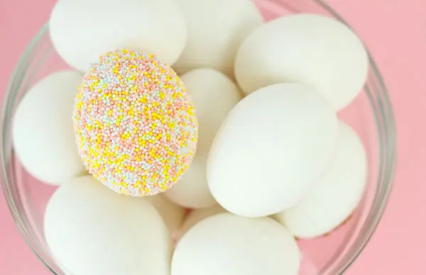 Huevos de Pascua decorados espolvoreados con Sprinkles