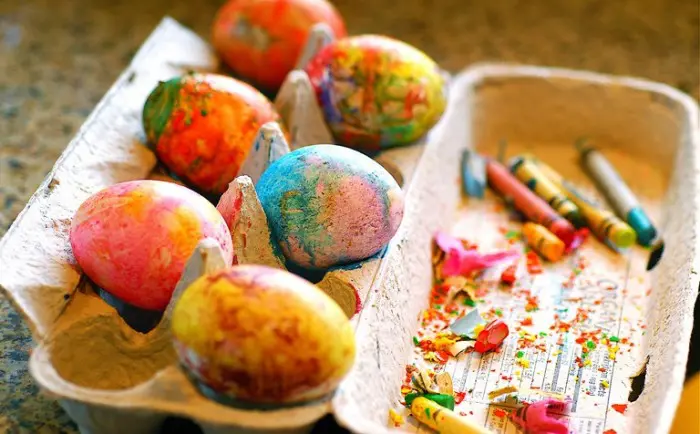 Huevos de Pascua pintados con ceras