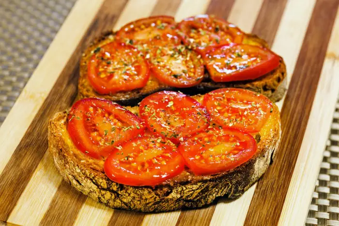 Receta Tostadas de pan integral con tomate y finas hierbas