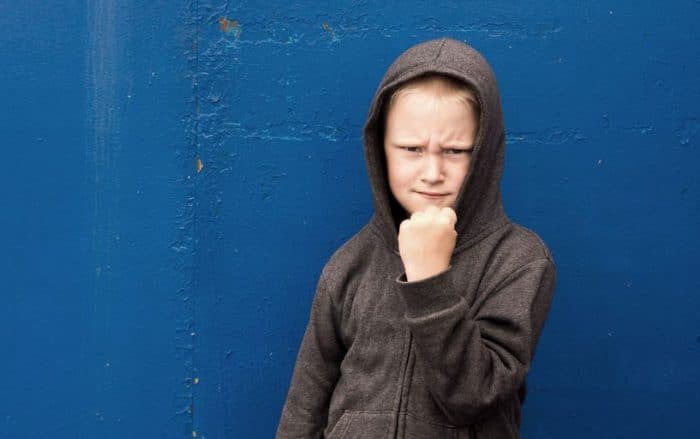 Cómo lidiar con un niño agresivo que sufre esquizofrenia