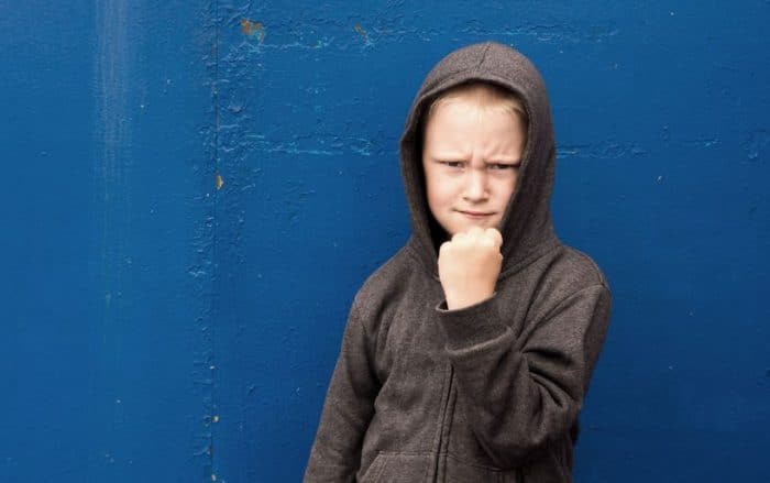 Cómo lidiar con un niño agresivo que sufre esquizofrenia