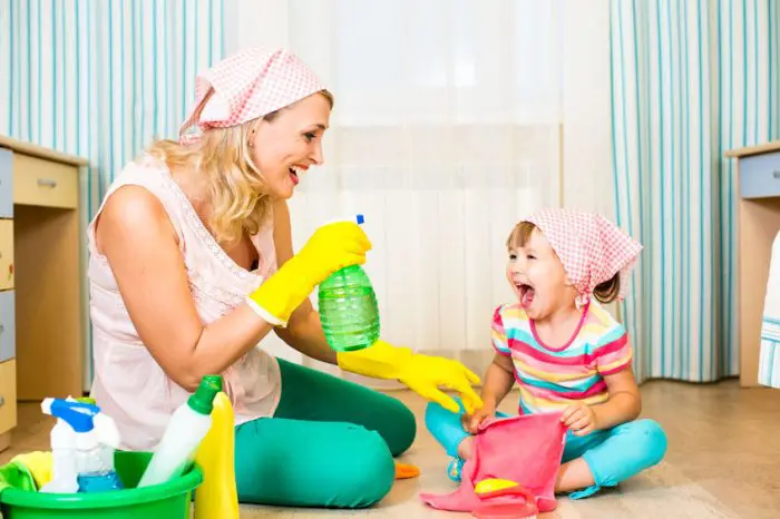 Enseñar las tareas domésticas a los niños pequeños