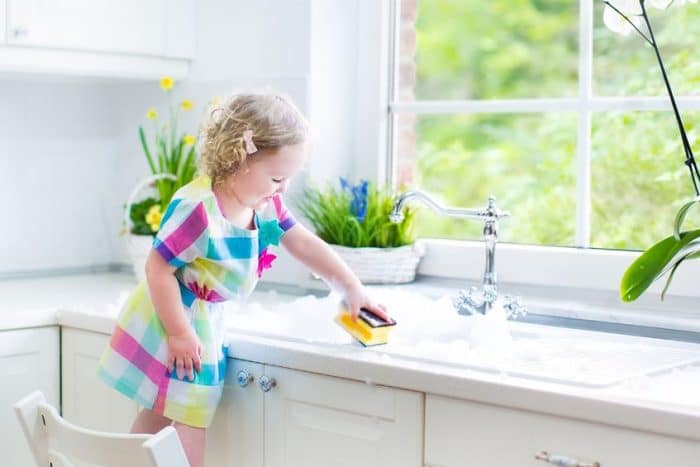 Enseñar tareas domésticas niños pequeños