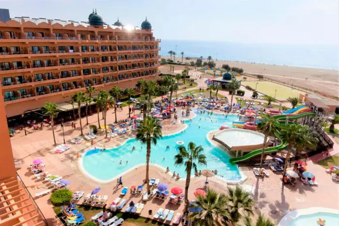 Hotel con toboganes Colonial Mar, en Roquetas de Mar, Almería