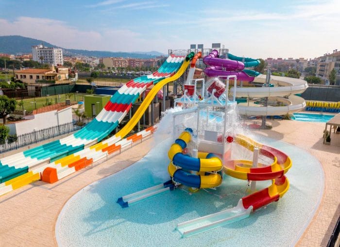 Hotel con toboganes Golden Taurus Aquapark Resort, en Pineda de Mar, Barcelona, Cataluña