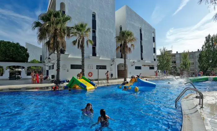 Hotel y apartamentos con toboganes Pins Platja, en Cambrils, Tarragona