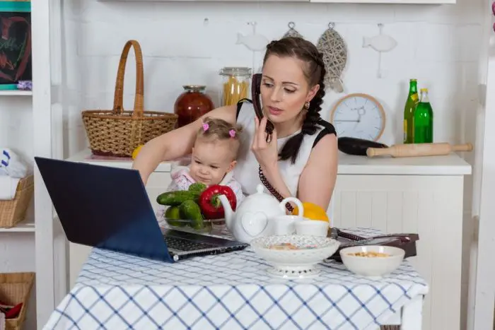 Un estudio revela que ser madre es como tener dos trabajos y medio