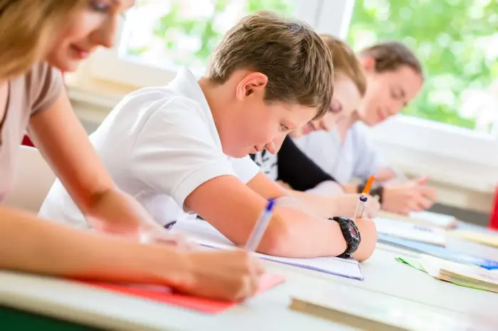 Un dictado al día en las escuelas para aprender las reglas ortográficas