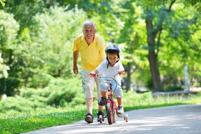 Cuidar a los nietos previene el deterioro cognitivo en los abuelos