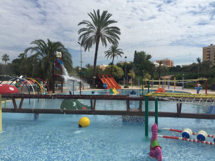 Parque acuático Piscina Benicalap, en Valencia, España