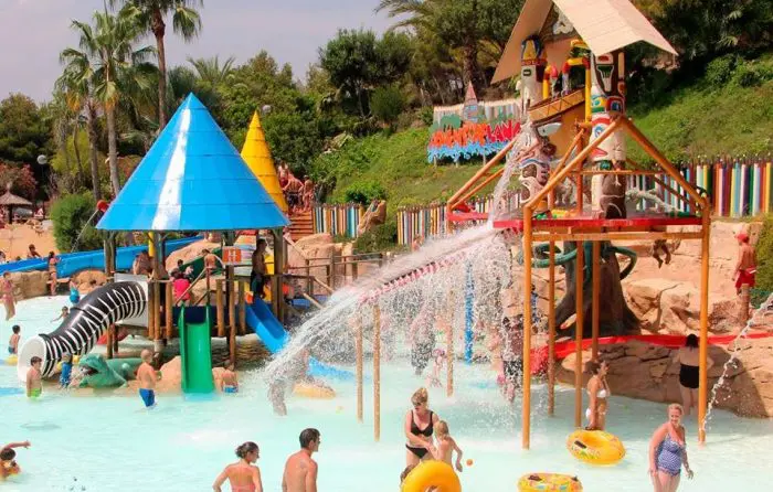 Parque acuático Aqualandia, en Benidorm, Alicante, España