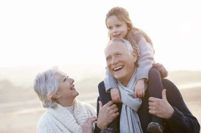 Abuelos y nieto