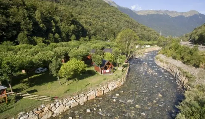 Camping Verneda, en Pònt d'Arròs, Lleida