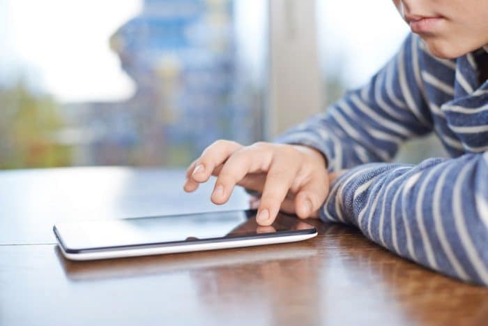 Protege a tu hijo de los problemas online
