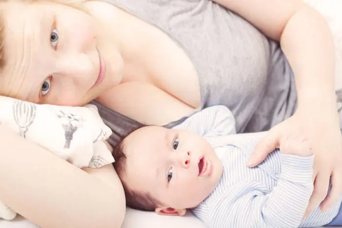 Ventajas de dormir con el bebé en la cama