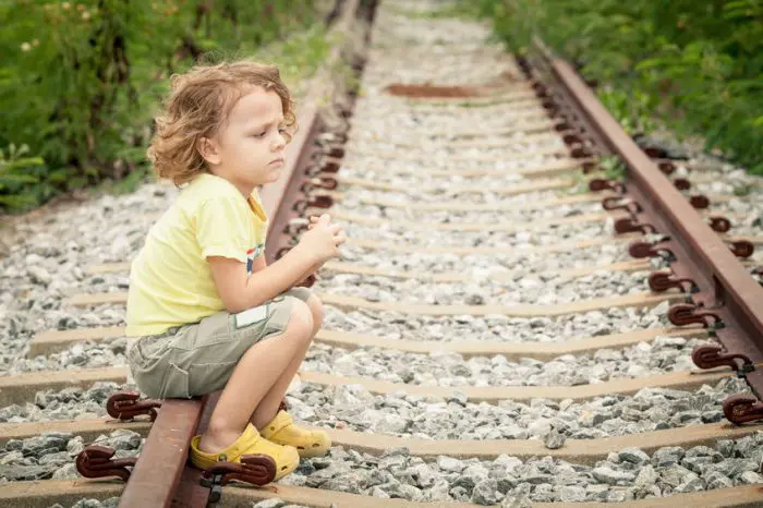 niño menos vergüenza