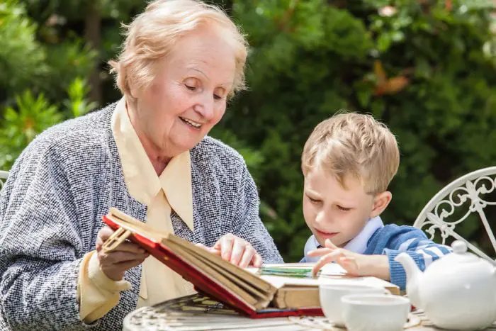 Las abuelas: esa figura imprescindible en la vida de un niño