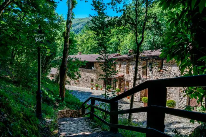 Complejo rural La Tahona de Besnes, en Alles, Asturias