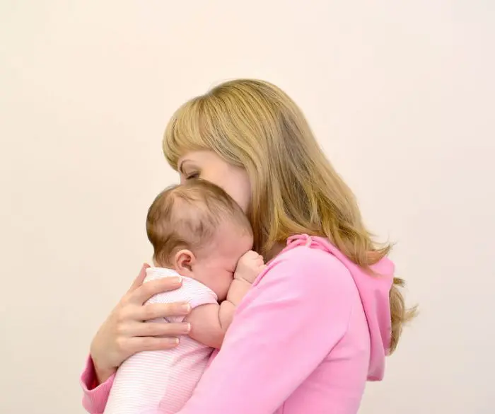 Beneficios de coger al bebé en brazos