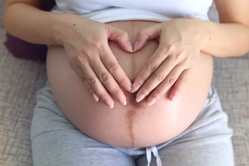 ¿Qué es la línea alba en el embarazo?