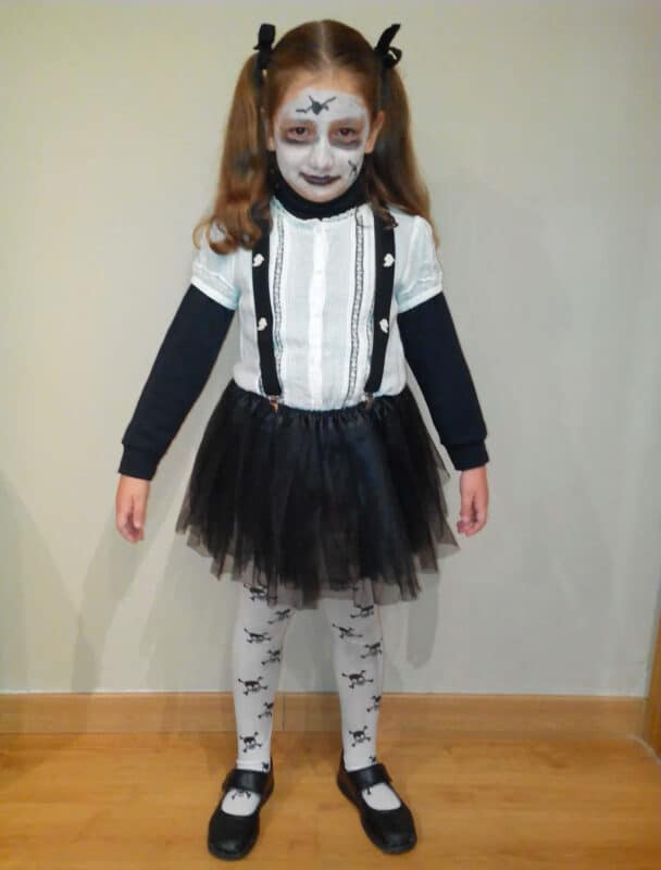 Disfraz casero de muñeca diabólica niña para Halloween