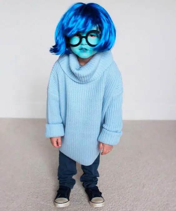 Disfraz casero de tristeza niña para Halloween