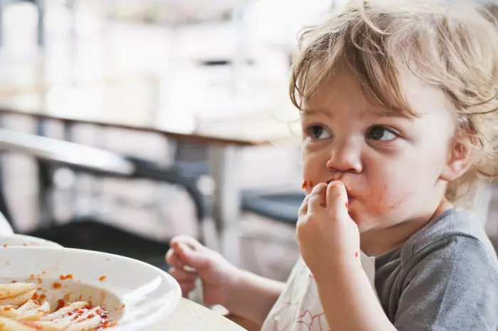 Experiencia infantil comer manos