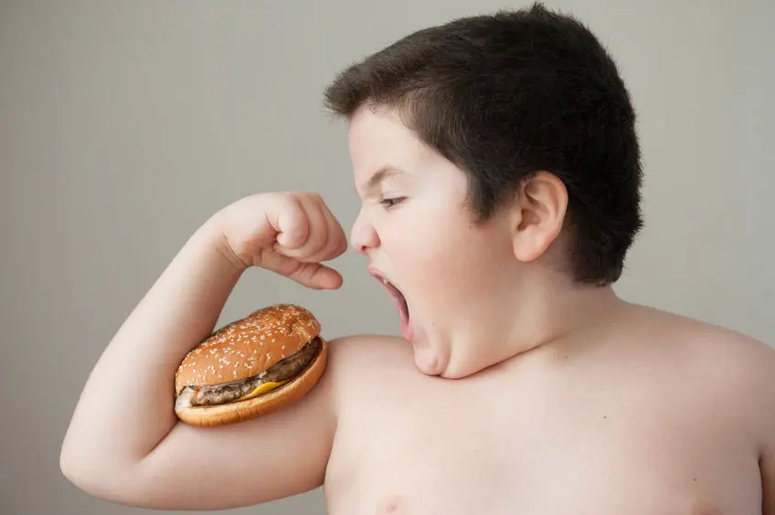 Crecer en una familia con pocos recursos aumenta el riesgo de obesidad infantil