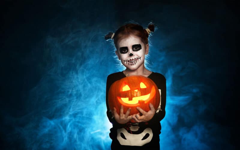 Maquillaje de esqueleto niña para Halloween