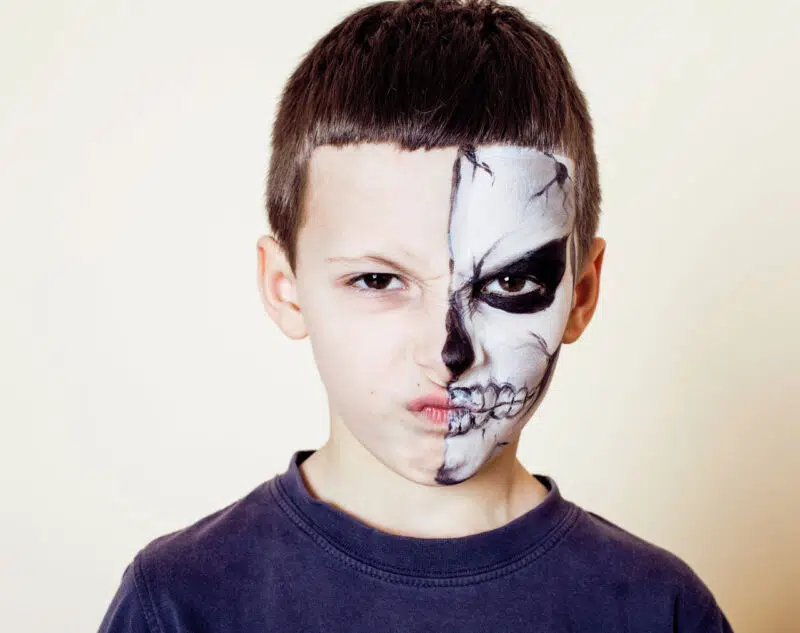 Maquillaje de esqueleto niño para Halloween