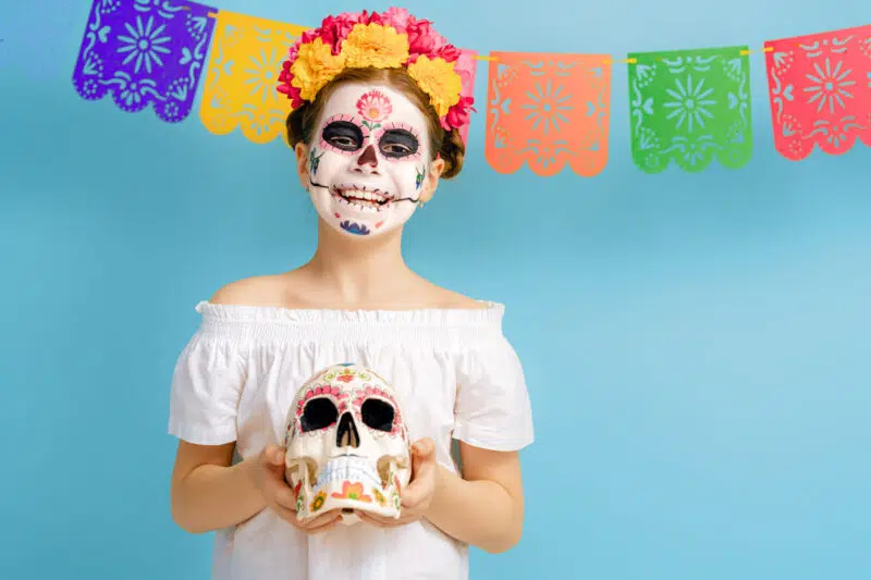 Maquillaje de muerto viviente niña para Halloween