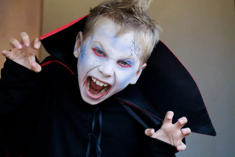 Maquillaje vampírico de niño Halloween