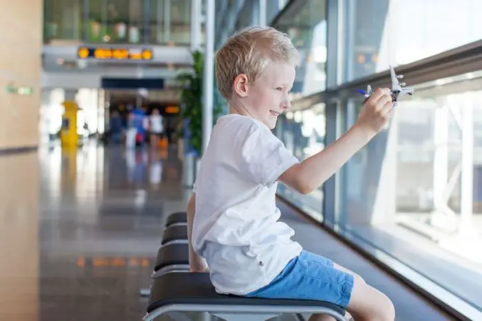 Consejos viajar avión niños