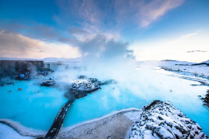 Viajar a la Laguna Azul, cerca de Reykjavik, Islandia en Navidad