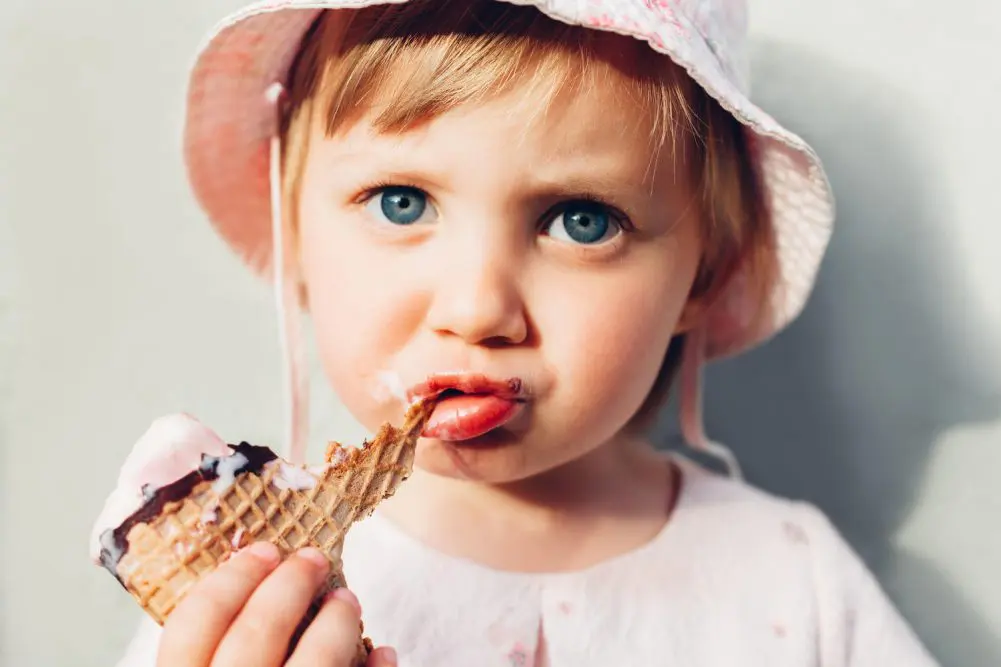Cómo conseguir que un niño comience a comer solo