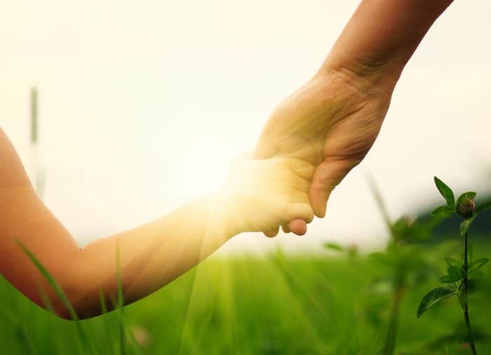 El amor y apego de los padres beneficia el desarrollo cognitivo y cerebral de los niños