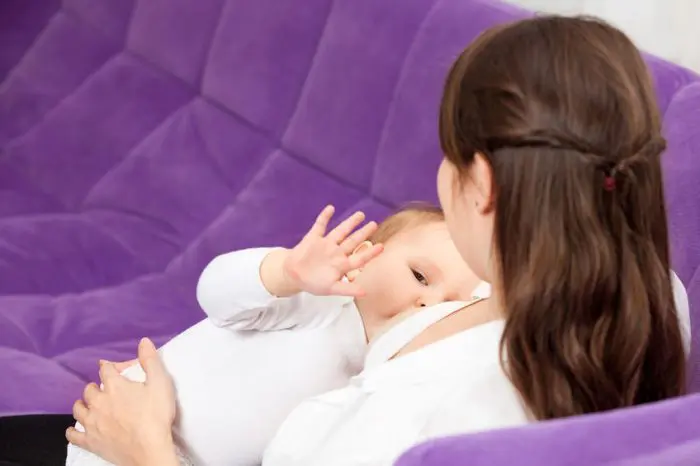 Madre que amamanta a un niño