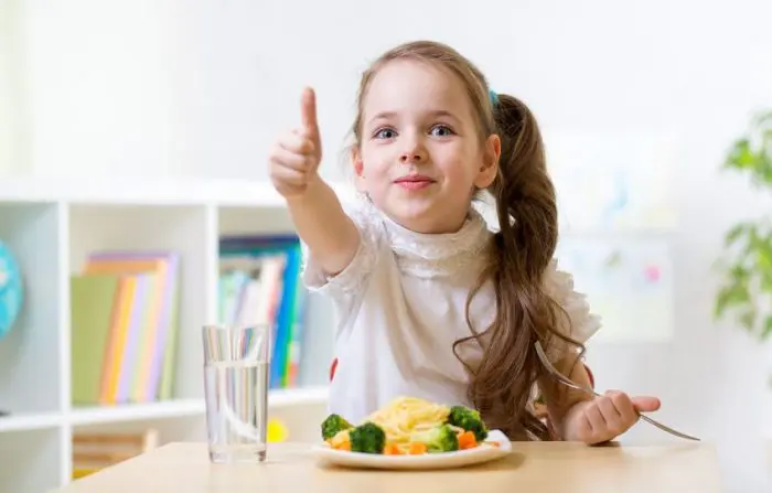 Niños coman solos