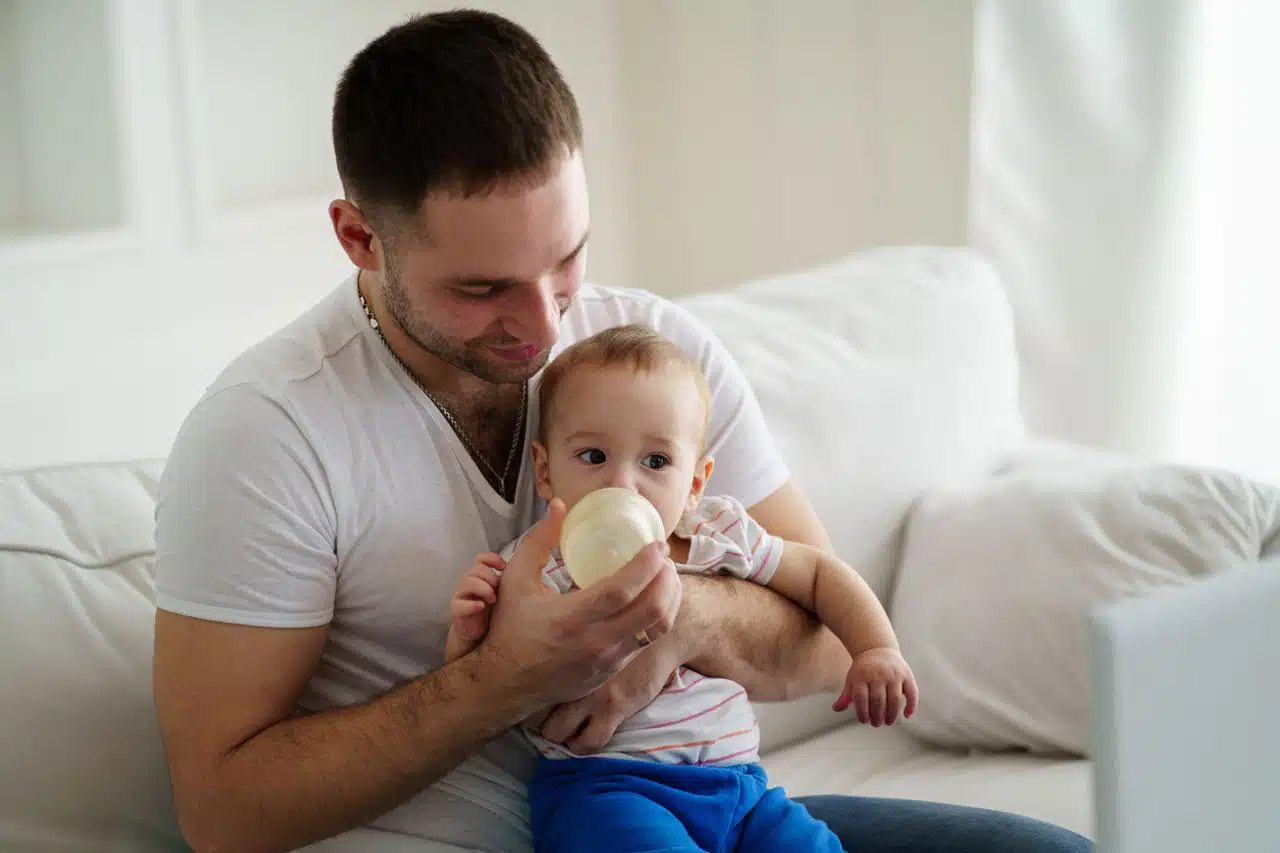 Un papá no “ayuda” con el bebé, simplemente ejerce la paternidad