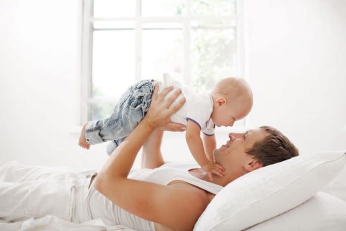 Un Papa No Ayuda Con El Bebe Simplemente Es Padre Etapa Infantil