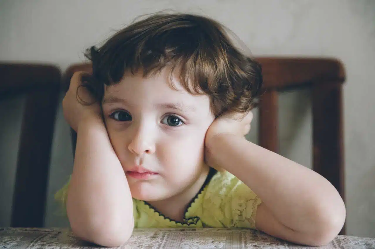 Niño aburrido