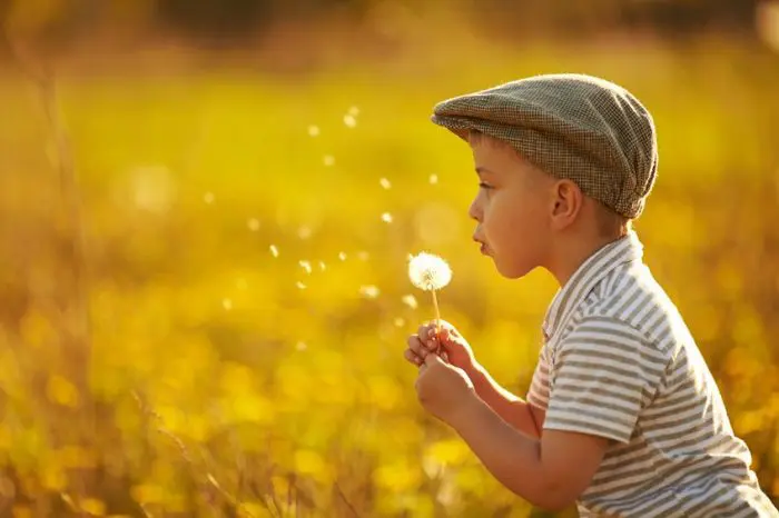 La simplicidad lleva a la felicidad a los niños