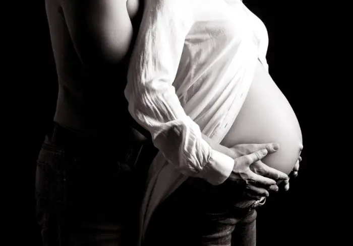 Mujer embarazada en su tercer trimestre de embarazo