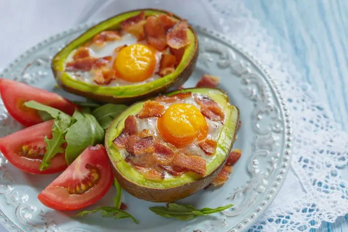 Receta rápida de Aguacates rellenos de huevos al horno