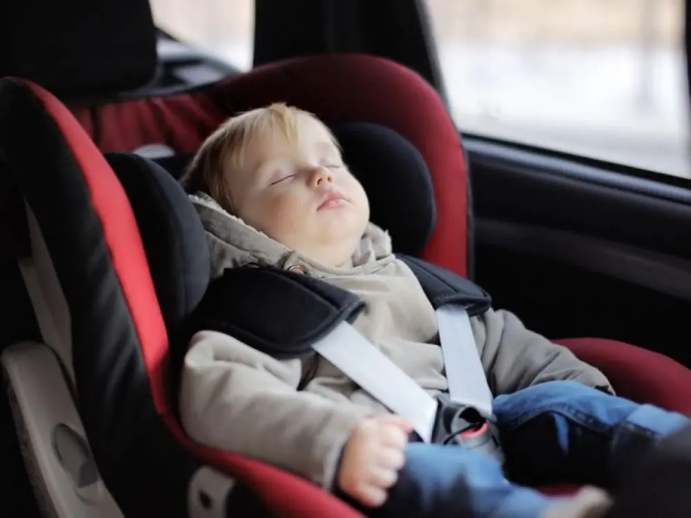 Conoce el peligro de la asfixia postural en el coche