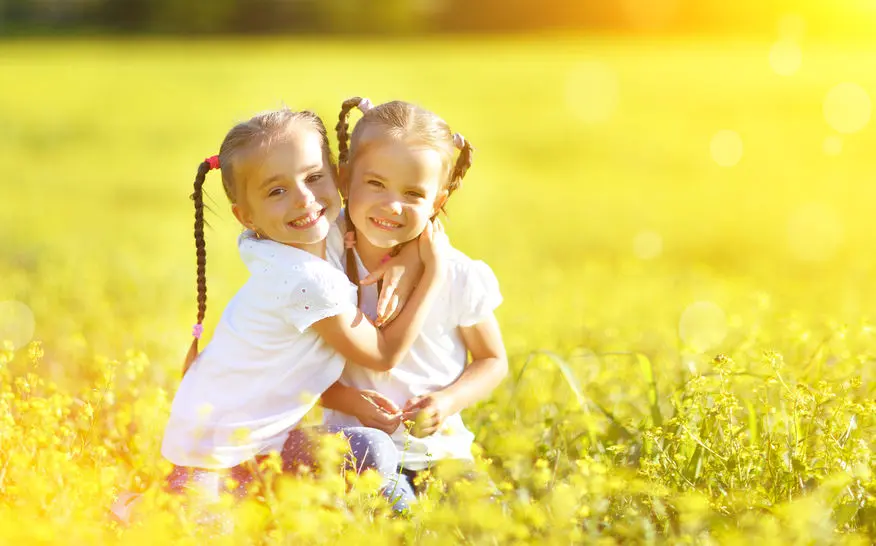 Tener una hermana mayor tiene un efecto antidepresivo - Etapa Infantil