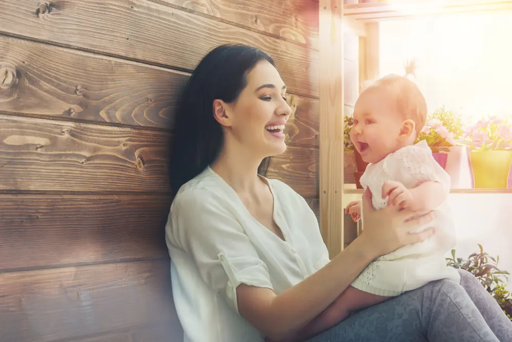 Mujer trabajadora también es la madre que cuida de sus hijos en casa