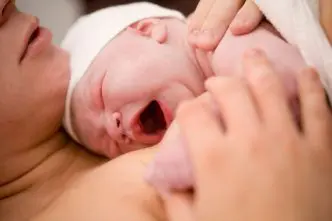 Un bebé reconoce a su madre por el oído y el olfato